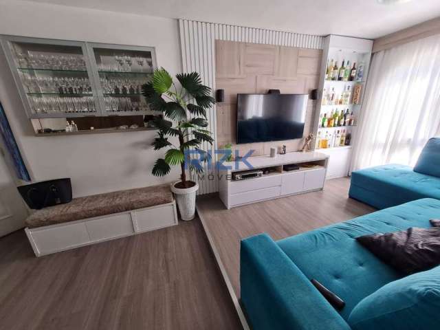 Apartamento reformado, 65m2 prédio com piscina