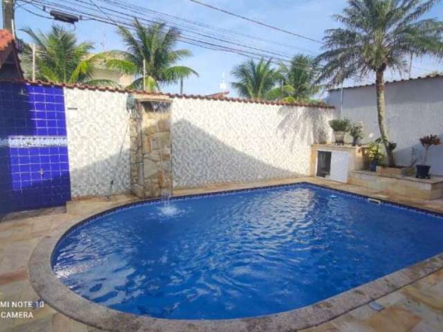 Casa com piscina, 04 dorms, pertinho da praia!!