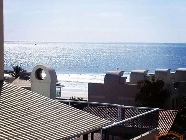 *Linda cobertura com piscina e vista do mar.