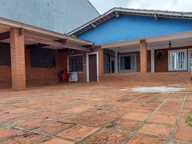 Casa em Lote Inteiro LADO PRAIA no Baln. Itaóca em Mongaguá