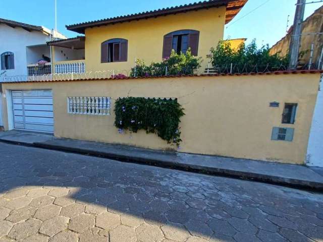 Sobrado à venda em Itanhaém com 2 dorms.