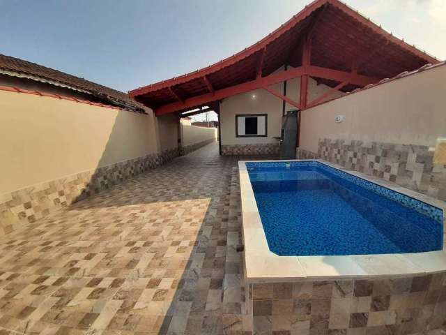 Casa à venda em Mongaguá, com piscina! Vem ver!