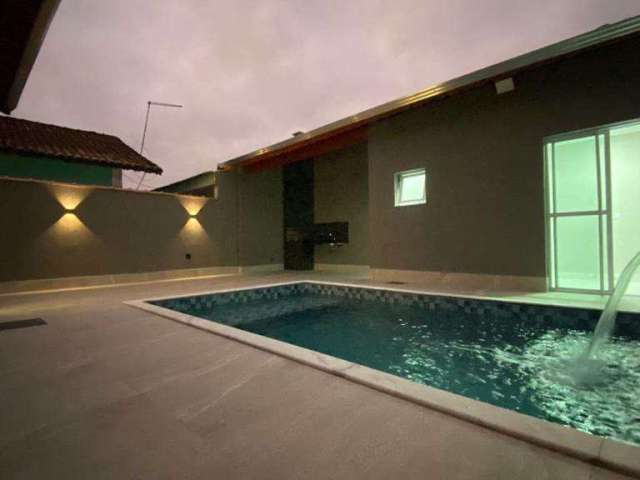 Casa à venda em Mongaguá, médio padrão, com piscina e 2 quartos