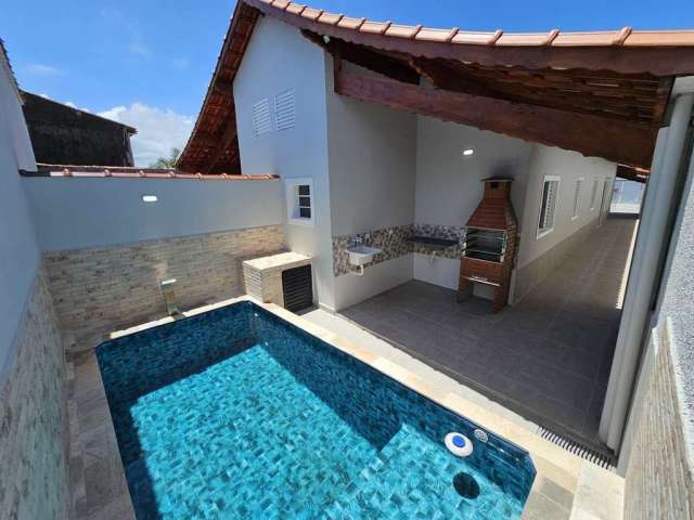 Casa à venda em Mongaguá, com 3 dormitórios e piscina