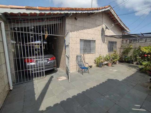 Lote inteiro, 3 dormitórios + edícula individual nos fundos!