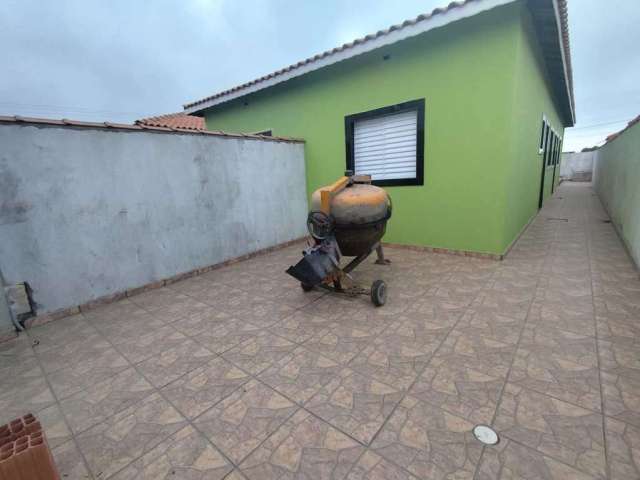 Casa à venda em Itanhaém, com 2 dormitórios e piscina