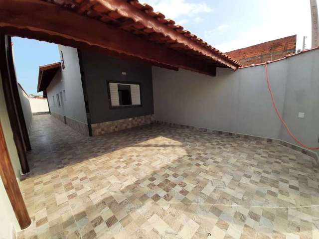 Casa à venda em Mongaguá, com piscina! Vem ver!