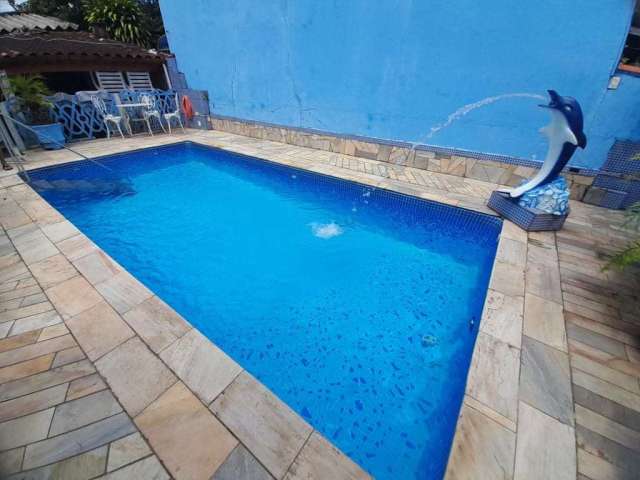 2 domritórios, piscina, casa ampla, e muito bom gosto, aqui!