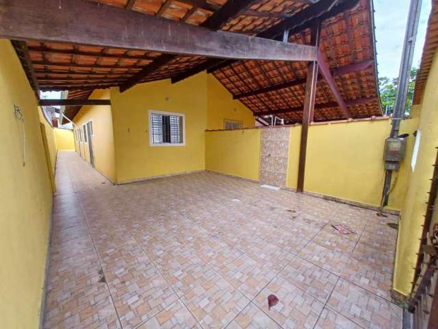 Casa à venda em Mongaguá, com 2 dormitórios! Vem conferir!