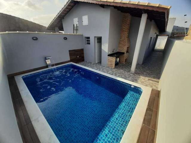 Casa à venda em Itanhaém, com 2 dormitórios e piscina!