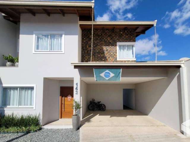 Casa com 3 dormitórios à venda, 218 m² por R$ 900.000,00 - Petrópolis - Joinville/SC