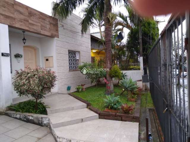 Casa com 3 quartos à venda na Rua das Caravelas, 783, Vila Ipiranga, Porto Alegre, 250 m2 por R$ 980.000