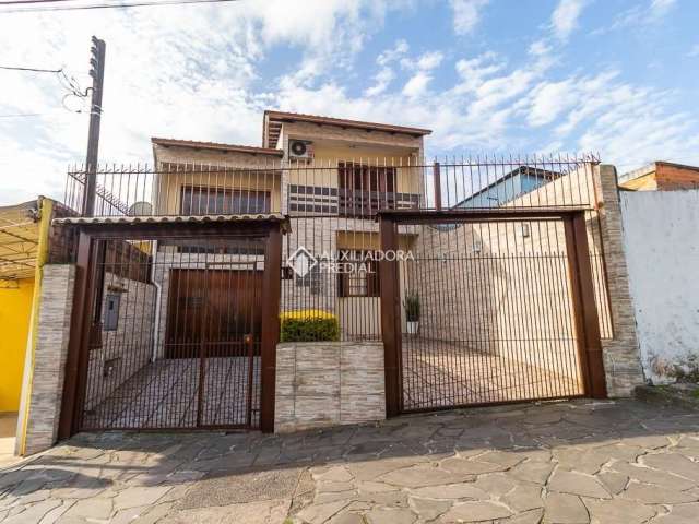 Casa com 3 quartos à venda na Travessa Costa Luiz, 26, Vila São José, Porto Alegre, 250 m2 por R$ 580.000