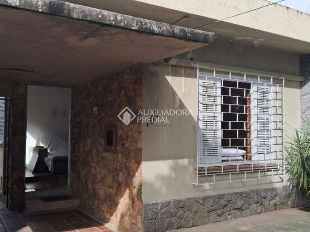 Casa com 3 quartos à venda na Rua Serro Azul, 103, Santa Maria Goretti, Porto Alegre, 136 m2 por R$ 770.000