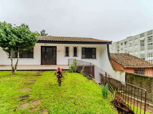 Casa com 3 quartos à venda na Rua Nunes, 302, Medianeira, Porto Alegre, 401 m2 por R$ 950.000