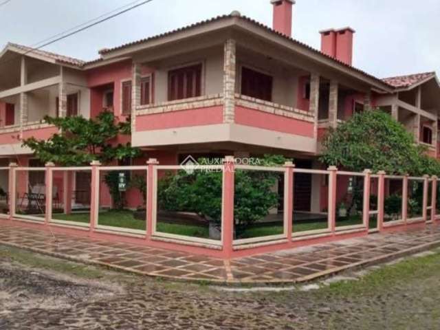 Casa em condomínio fechado com 2 quartos à venda na Rua Rio Carreiro, 771, Centro, Xangri-Lá, 96 m2 por R$ 660.000