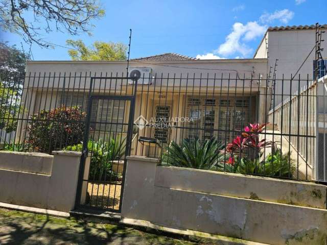 Casa com 3 quartos à venda na Avenida Pernambuco, 2728, Navegantes, Porto Alegre, 300 m2 por R$ 955.000