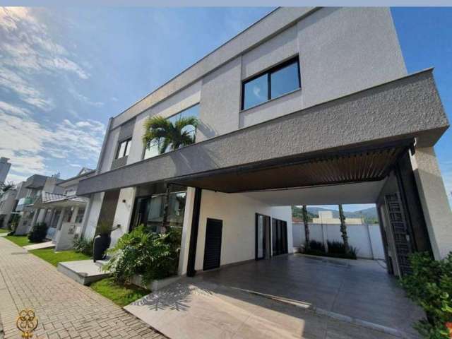 Casa com 04 dormitórios sendo 04 suítes à venda, 250 m² por R$ 2.950.000,00 - Barra - Balneário Camboriú/SC