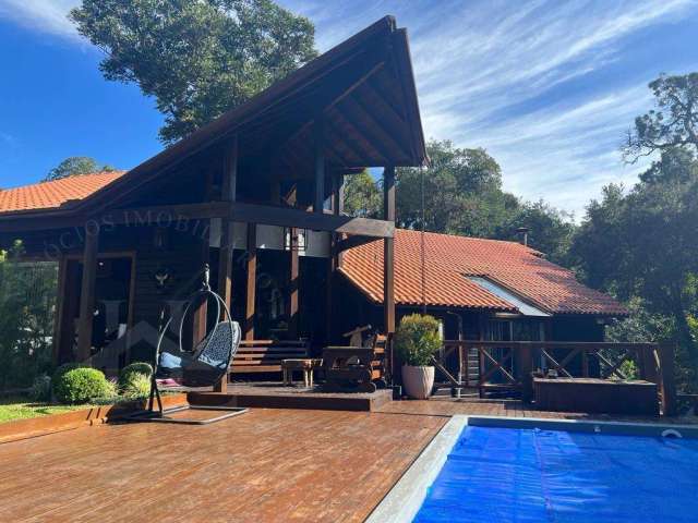 Linda Casa com Piscina e Churrasqueira em Gramado RS  4 Dormitórios e Ótima Estrutura!