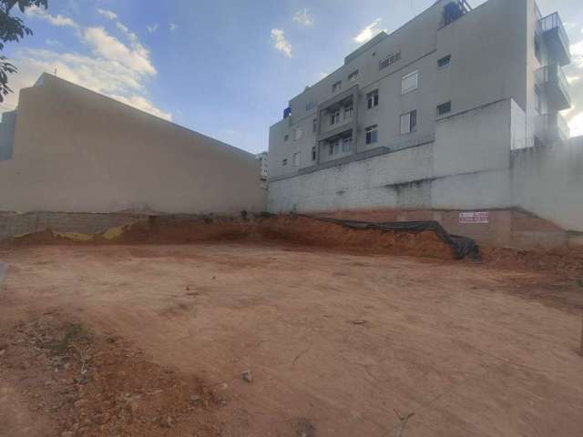 Excelente Lote 360m², esquina, Bairro Cabral Contagem!!