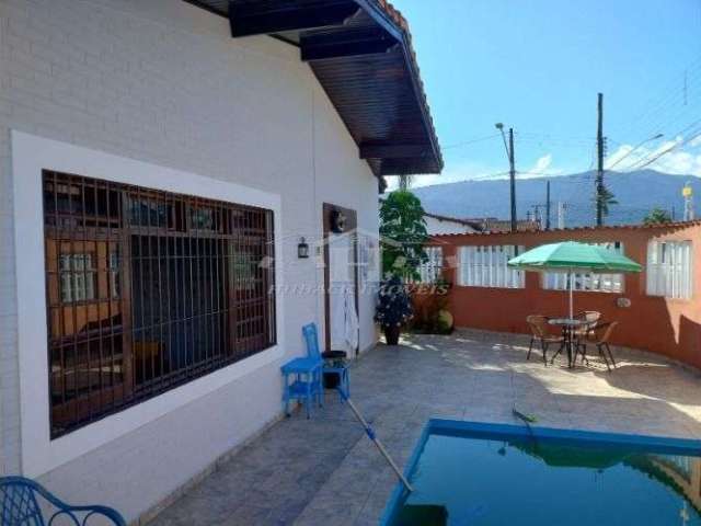 Casa 03 dormitórios, com Piscina , Bairro Caiçara , Próx. à Praia, Praia Grande SP.