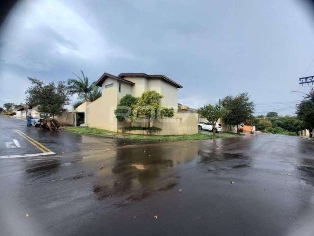 Sobrado de alto padrão com piscina aquecida e jardim no Portal do Sol em São Carlos