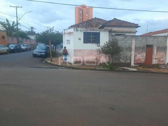 Casa padrão à venda no Centro de São Carlos com 2 dormitórios e garagem