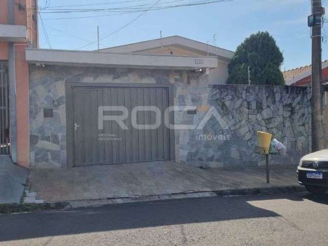 Charmosa Casa de 3 Dormitórios com Edícula e Casa para Caseiro no Jardim Bandeirantes, São Carlos