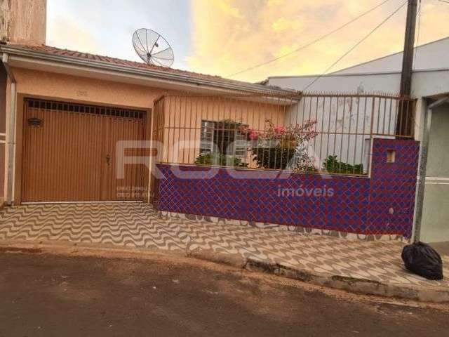 Casa à venda no Jardim Bicão, São Carlos: 2 dormitórios, churrasqueira e garagem coberta.