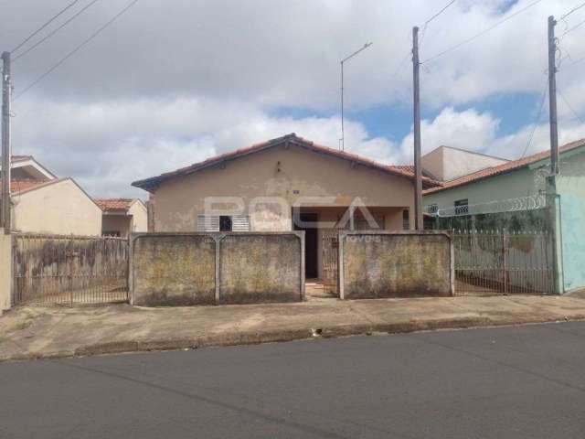 Casa padrão à venda na Vila Carmem - 3 dormitórios, 2 banheiros, 2 garagens