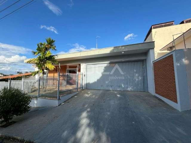 Linda casa à venda no CENTRO de São Carlos | 2 dormitórios, suíte, 4 garagens e muito mais!