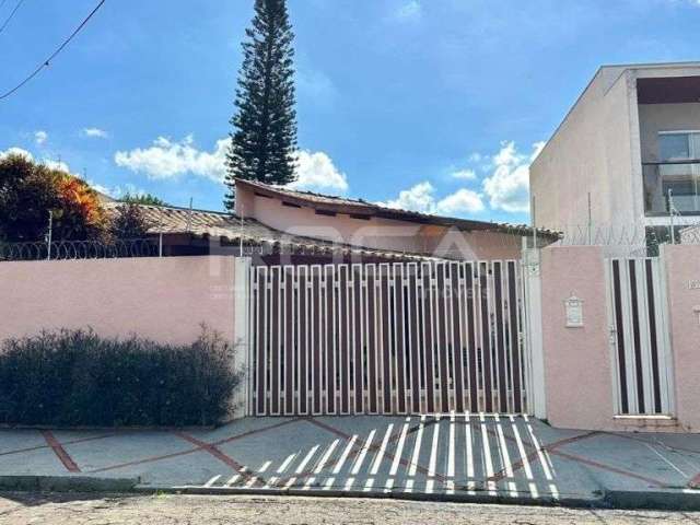 Casa padrão com 3 dormitórios, suíte e 3 garagens no Parque Santa Marta