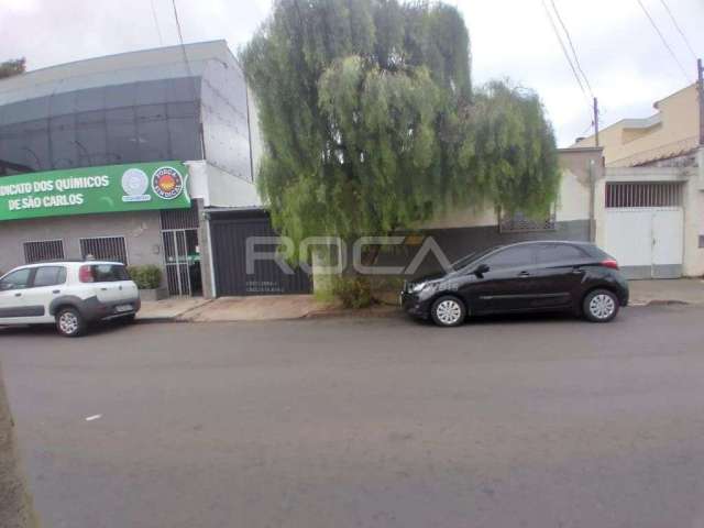 Casa padrão à venda em Silvio Vilari, São Carlos - 2 dormitórios, garagem coberta, lavanderia e sala.