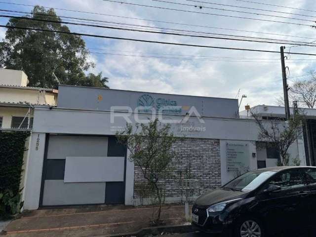 Imóvel Comercial no Centro de São Carlos: 4 banheiros, cozinha, copa, 2 garagens, armários embutidos