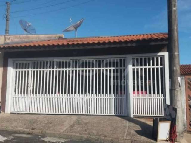 Casa à venda no bairro DOURADINHO em São Carlos: 3 dormitórios, suíte, e garagem coberta!