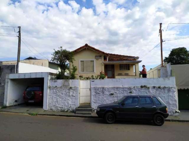 Casa à venda em São Carlos, Vila Nery - 2 dormitórios, garagem e mais!