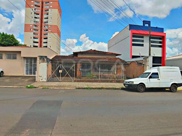 Casa padrão com 3 dormitórios no CENTRO de São Carlos!