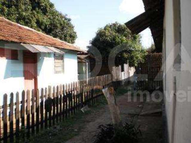 Casa à venda na Vila Prado, São Carlos: 2 dormitórios, canil, depósito e poço artesiano!