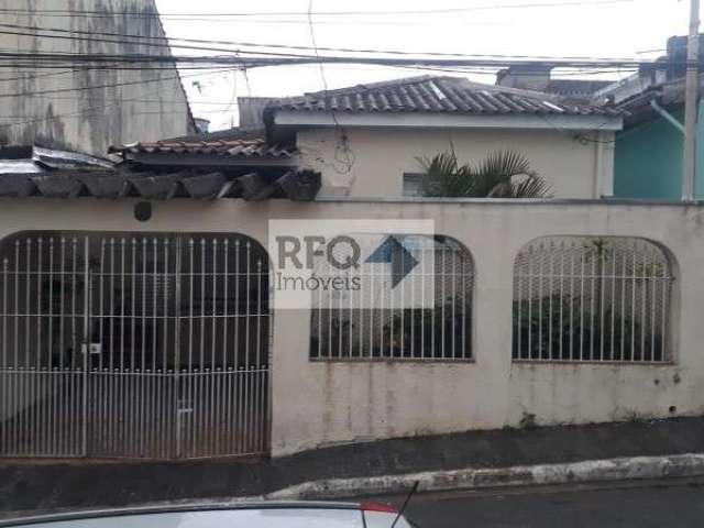 Casa térrea  em terreno murado com 2 dormitorios,  1 vaga de garagem coberta, jardim e uma edicula na Regiao da Vila Braselina !