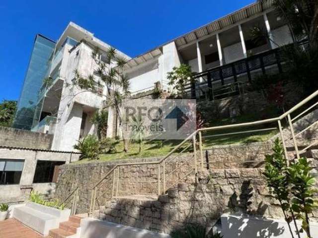 Casa localizada no Ilha Porchat com elevador, piscina e uma vista maravilhosa!!