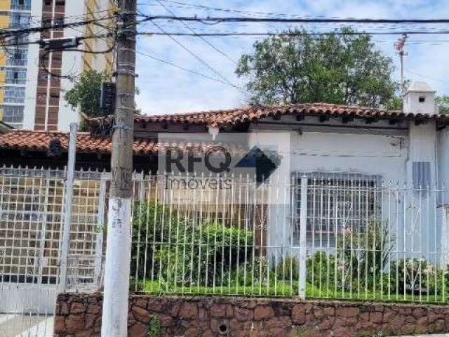 Sobrado com uma mistura de Casa Térrea (3 Dormitórios)  bem estruturada  em uma rua tranquila em ótima localização no Bairro Vila Monumento.