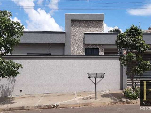 Casa Alto Padrão Semi Mobiliada à Venda no Centro de Arapongas, PR