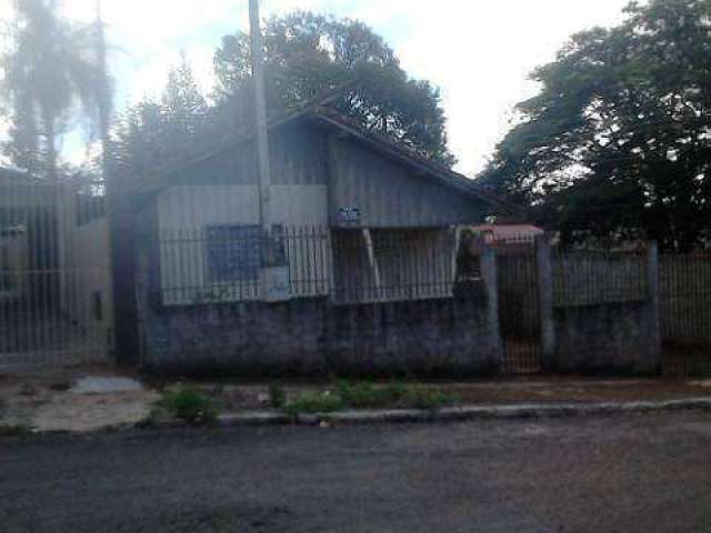 Casa de madeira com terreno de esquina p/ venda centro