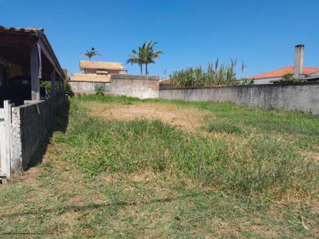 Vende se excelente terreno a duas quadras da praia