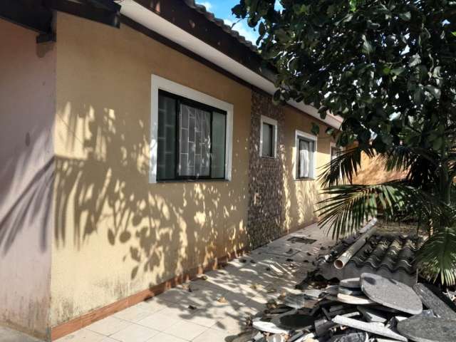 Vende se excelente casa com terreno amplo