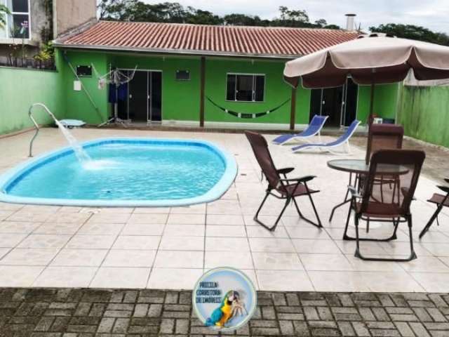 Vende se excelente casa com amplo terreno e piscina