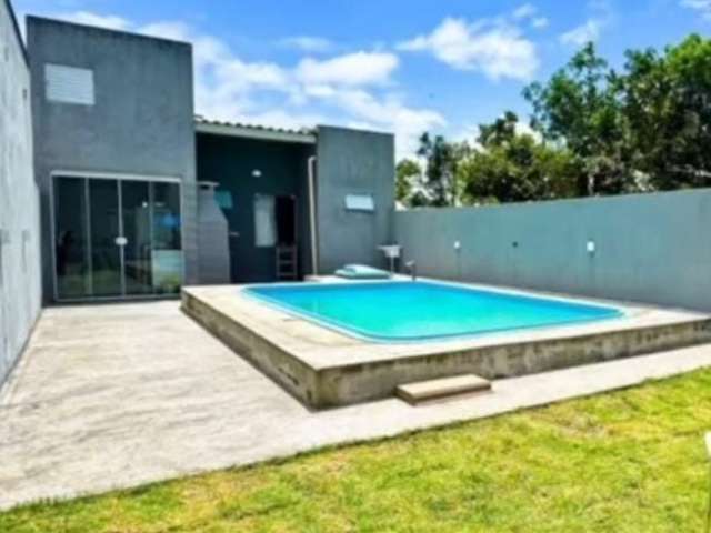 Vende se excelente casa com piscina/ Balneario Coroados