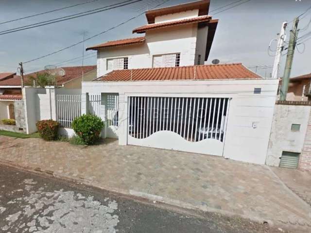 Sobrado no Bairro Ribeirânia, 03 dormitórios com armários planejados sendo 01 suite, piscina, churrasqueira e 04 vagas de garagem.