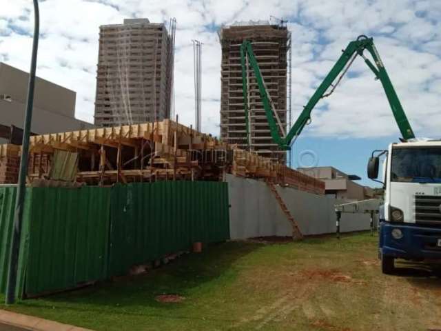 Sobrado em condomínio  no Bairro  Jardim Olhos D Água com 04 suites, lavabo, escritório, piscina, varanda gourmet.