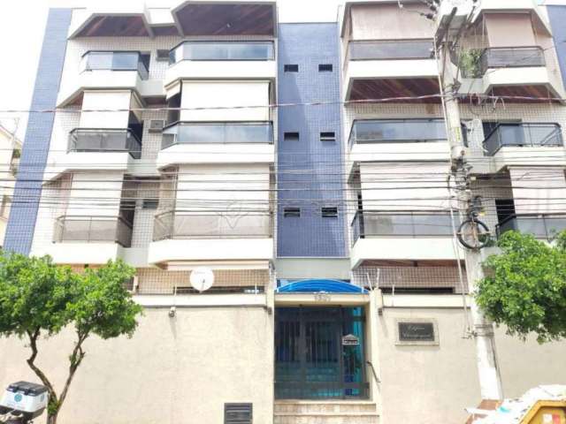 Apartamento no centro da cidade, térreo com 02 suites, armários.